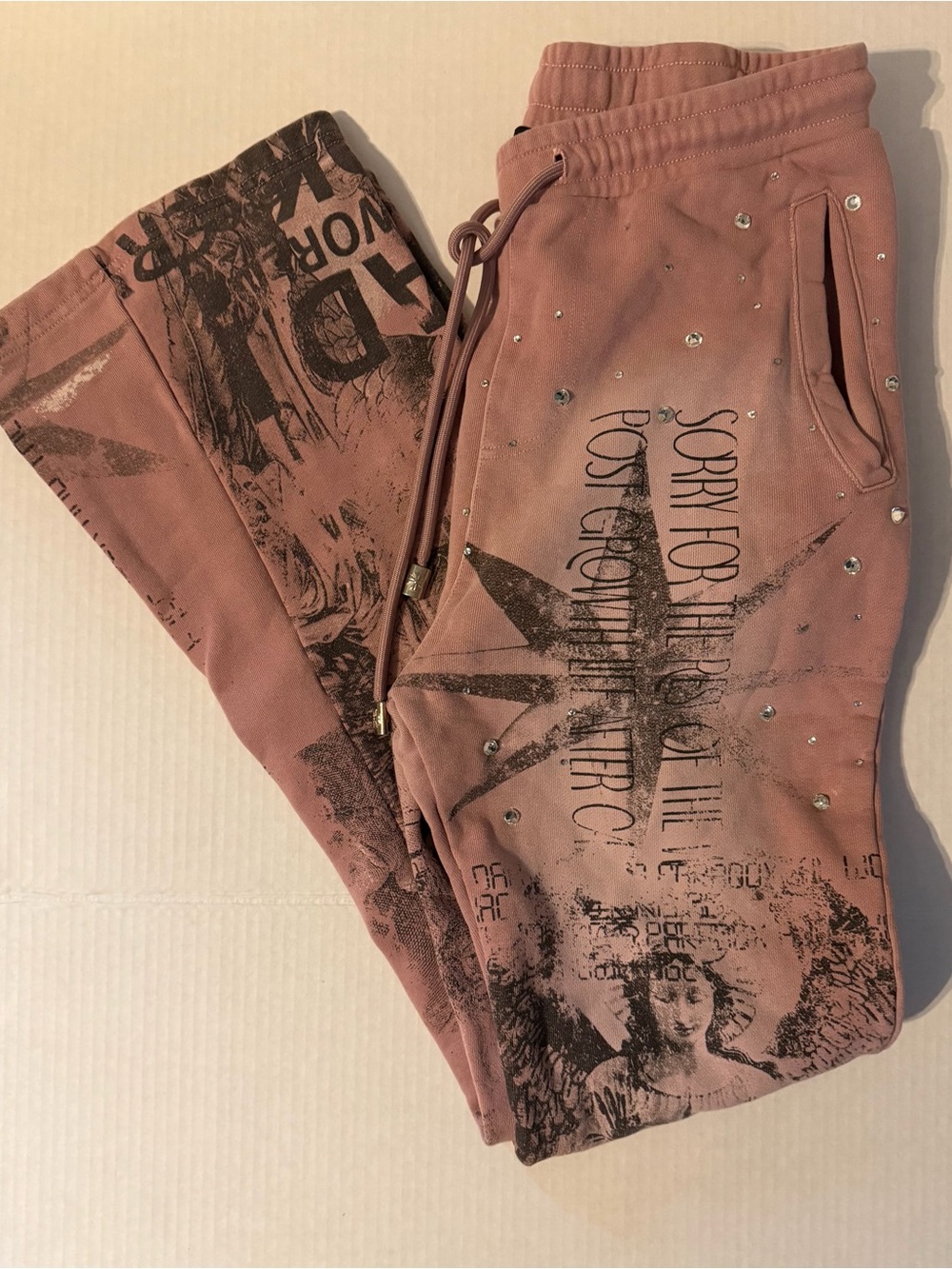Rare Peace "All Over Angel" Washed French Terry Stacked Joggers in Dust Pink S - Picture 3 of 8